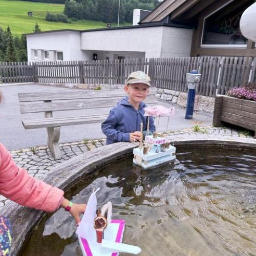 Kinder beim Brunnen