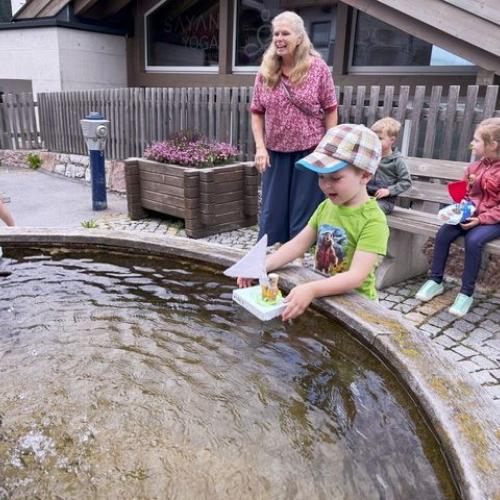 Kinder beim Brunnen