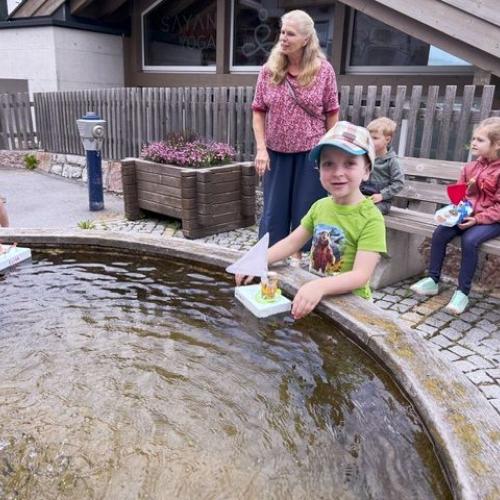 Kinder beim Brunnen