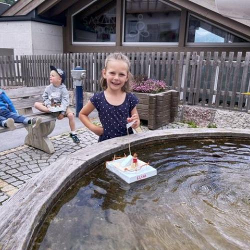 Kinder beim Brunnen