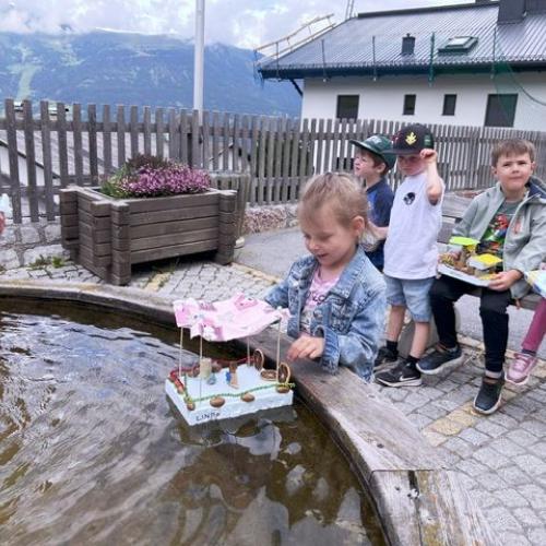 Kinder beim Brunnen