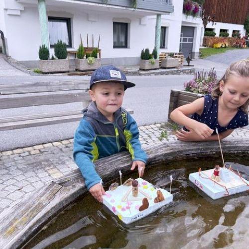 Kinder beim Brunnen