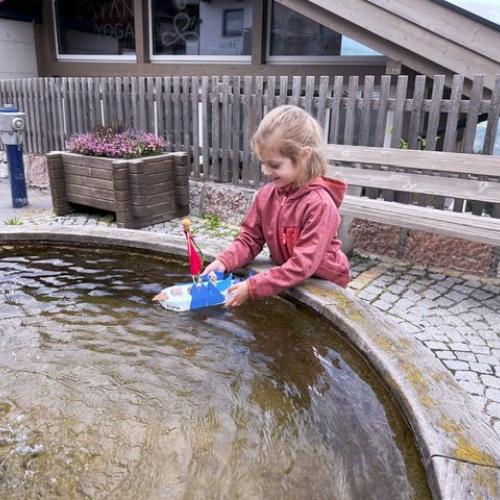 Kinder beim Brunnen