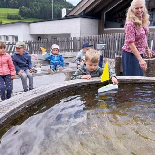Kinder beim Brunnen