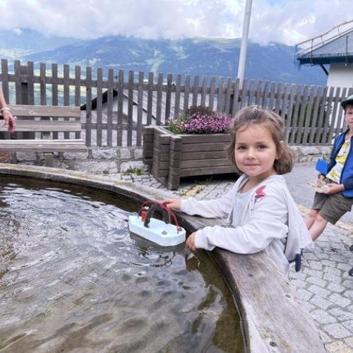 Kinder beim Brunnen