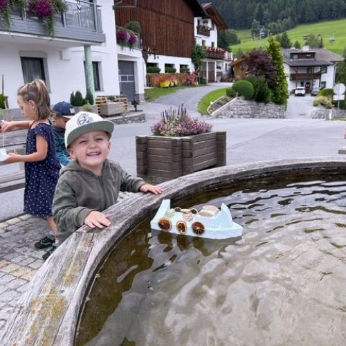 KInder beim Brunnen