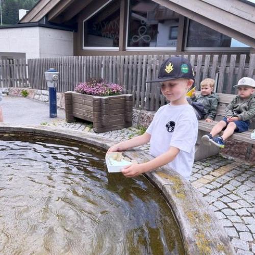Kinder beim Brunnen