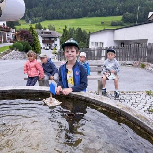 Kinder beim Brunnen