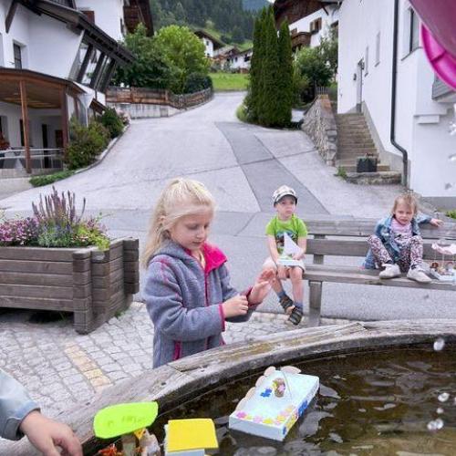 Kinder beim Brunnen