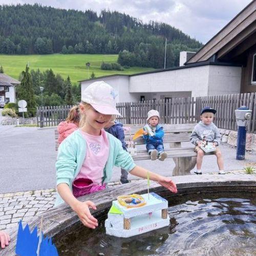 Kinder beim Brunnen