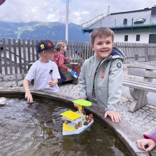 Kinder beim Brunnen