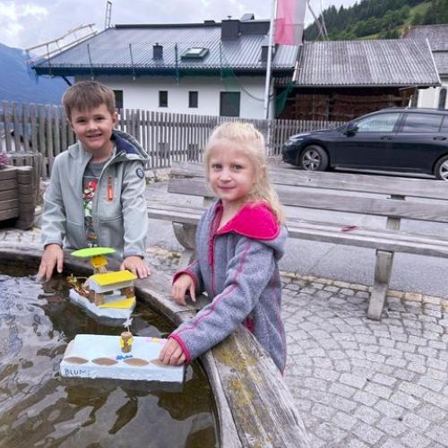 Kinder beim Brunnen
