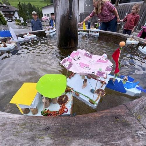 Schiffe beim Brunnen