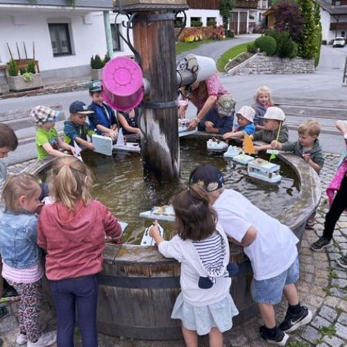 Kinder beim Brunnen