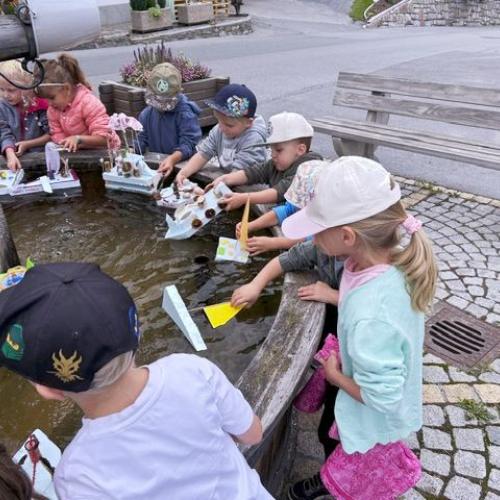 Kinder beim Brunnen