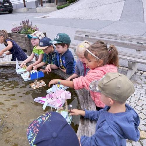 Kinder beim Brunnen