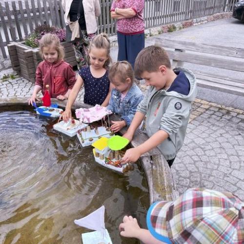 Kinder beim Brunnen