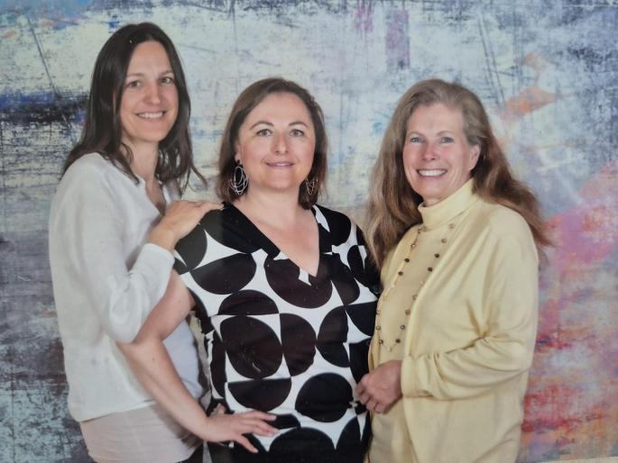 Bild zeigt die Pädagogin und die Assistentinnen