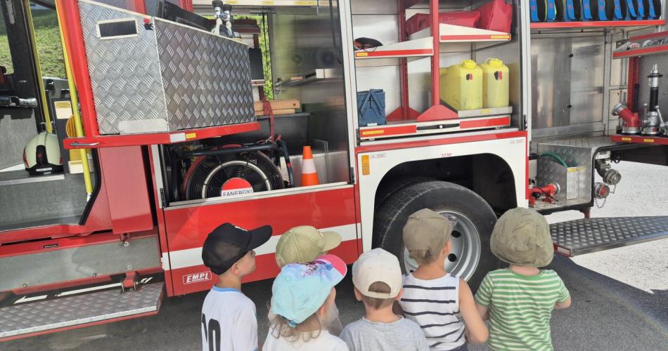 Kinder vor dem Feuerwehrauto